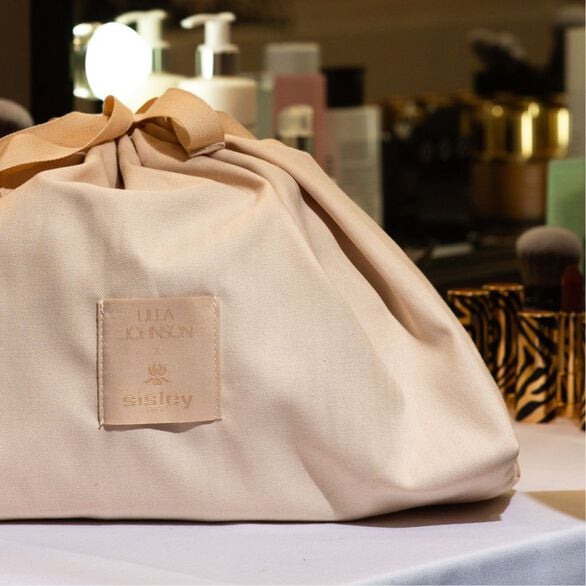 La borsa Wave e la selezione di prodotti di bellezza di Ulla Johnson